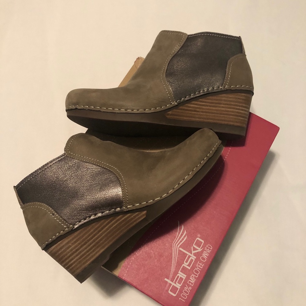 Dansko Susan nubuck wedge bootie size 41